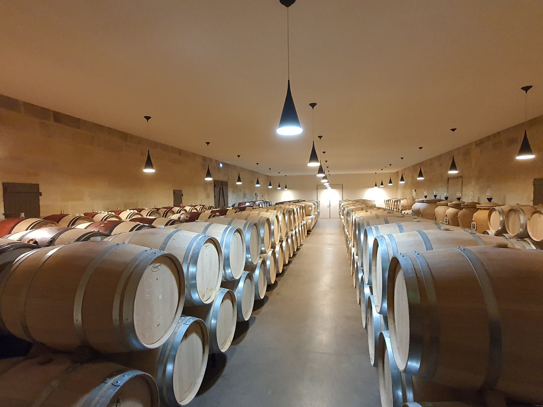 Barrique-Keller Château Siaurac – französische Eichenfässer für den Ausbau der Weine aus Lalande-de-Pomerol, Symbol für Eleganz und Präzision.