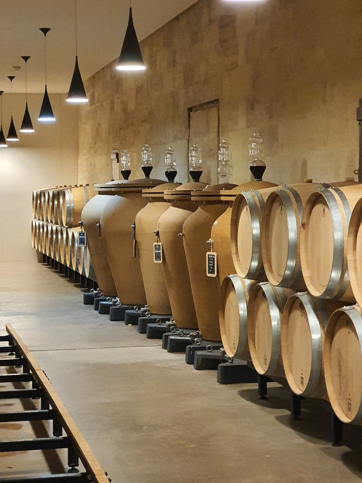 Amphoren im Barrique-Keller Château Siaurac – Kombination aus Tradition und moderner Vinifikation für feine, authentische Bordeaux-Weine.