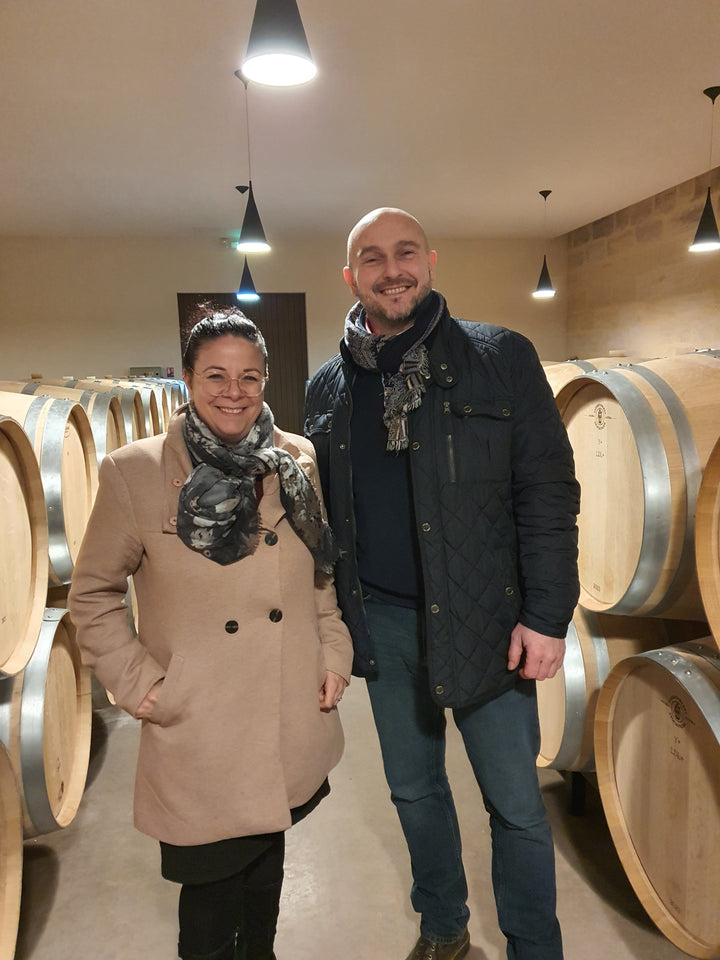 Renate Schläpfer mit Pierre Rebaud im Barrique-Keller des Château Siaurac – Begegnung im Weingut Lalande-de-Pomerol, geprägt von Leidenschaft und Handwerkskunst.