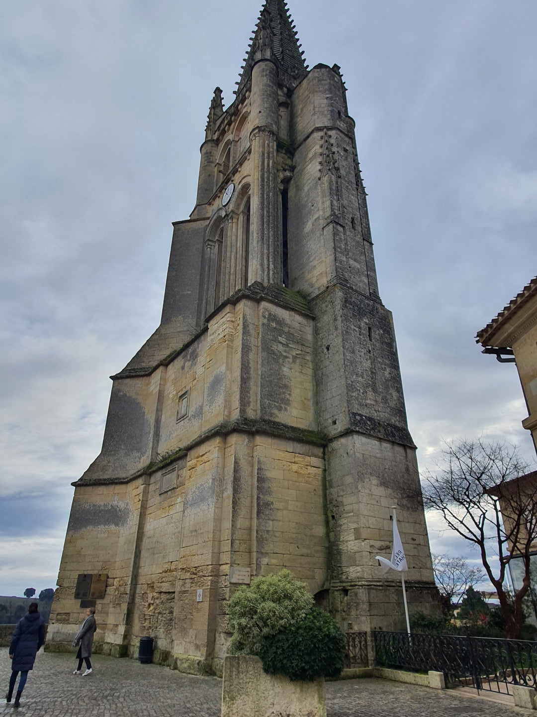 Kirche von Saint-Émilion – Wahrzeichen der mittelalterlichen Stadt und Symbol für die lange Weintradition der Region Bordeaux.