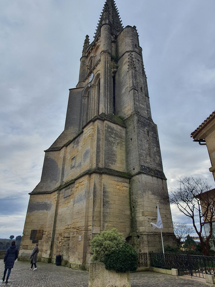 Kirche von Saint-Émilion – Wahrzeichen der mittelalterlichen Stadt und Symbol für die lange Weintradition der Region Bordeaux.