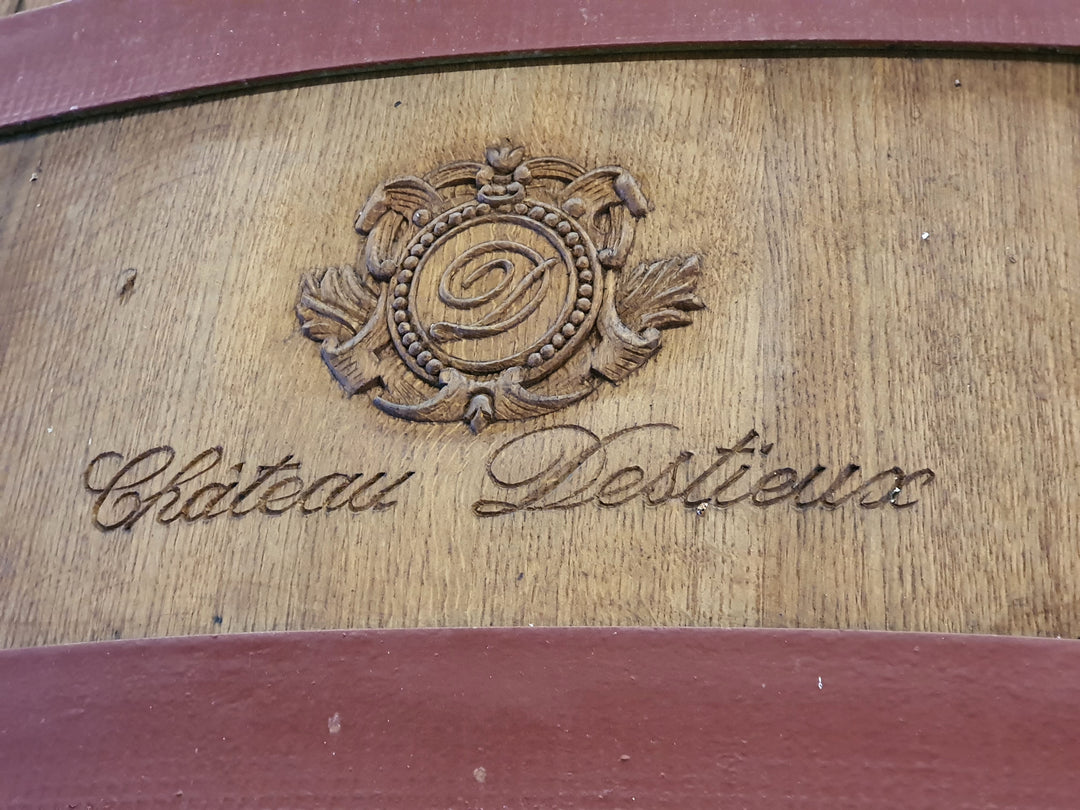 Fass mit Inschrift Château Destieux – Symbol für Herkunft, Qualität und traditionelle Weinbereitung im Grand Cru Classé Saint-Émilion.