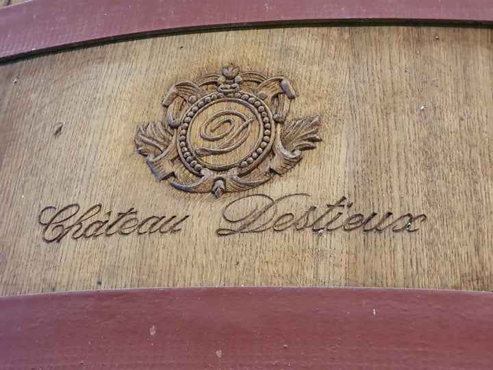 Fass mit Inschrift Château Destieux – Symbol für Herkunft, Qualität und traditionelle Weinbereitung im Grand Cru Classé Saint-Émilion.