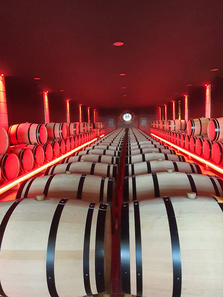 Barrique-Keller Château Destieux – Reifung der Grand Cru Classé-Weine in französischen Eichenfässern für Tiefe, Struktur und Eleganz.