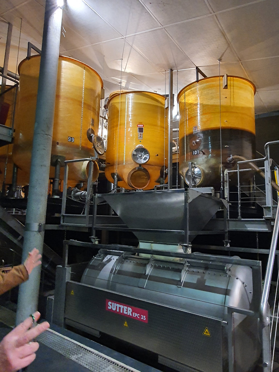 Presse und Tanks Château Bertinerie – moderne Vinifikation für reine Frucht und harmonische Struktur.