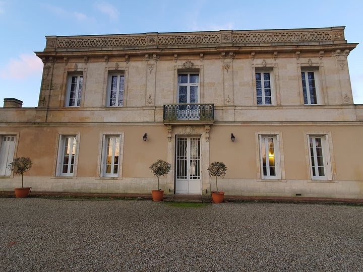 Frontansicht Château Haut Breton Larigaudière – klassisches Bordeaux-Weingut in Margaux, umgeben von Weinbergen und zeitloser Eleganz.