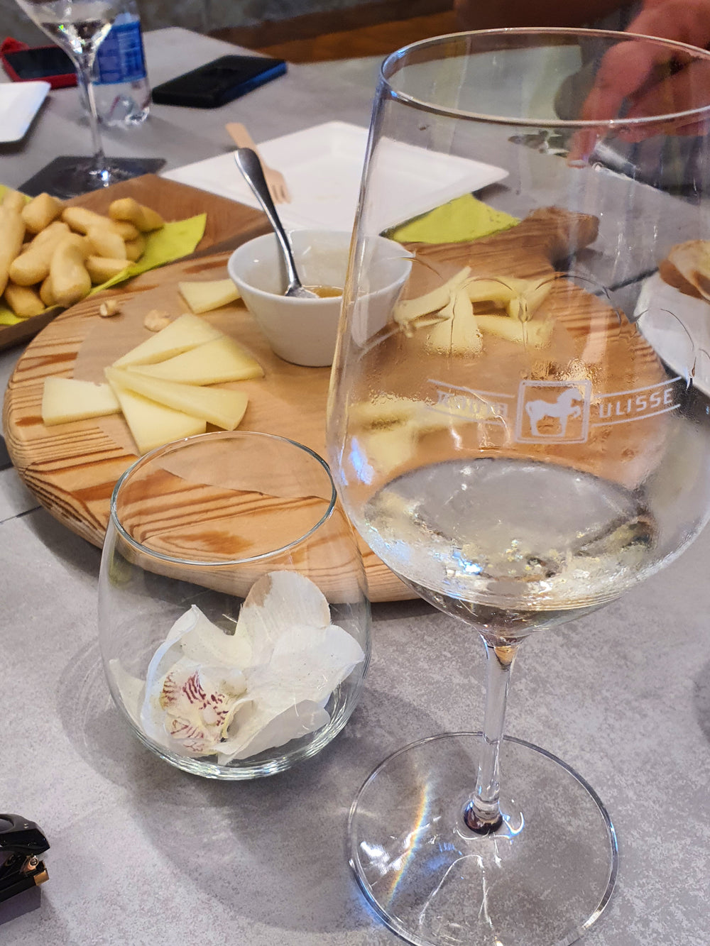 Pecorino-Weißwein von Tenuta Ulisse im Glas, serviert mit Pecorino-Schafskäse aus Italien