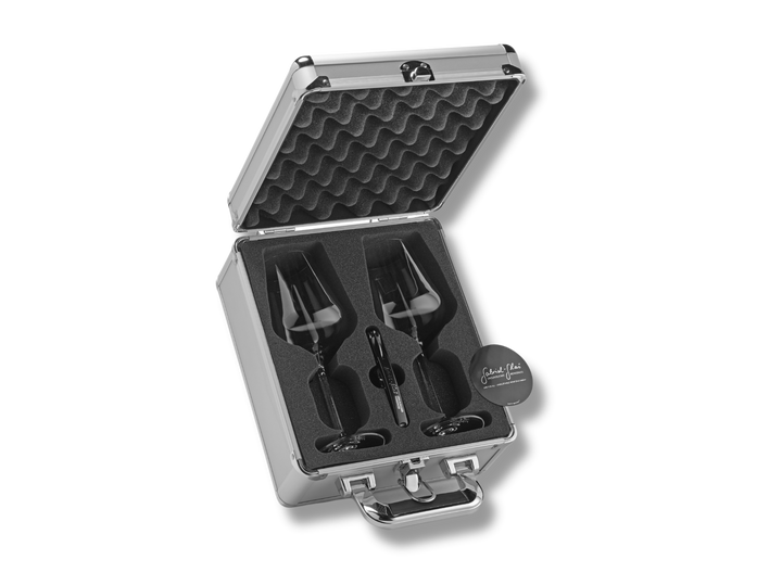 Gabriel-Glas Travel Case StandArt – Aluminiumkoffer mit 2 Gläsern, Korkenzieher & Weinausgiesser