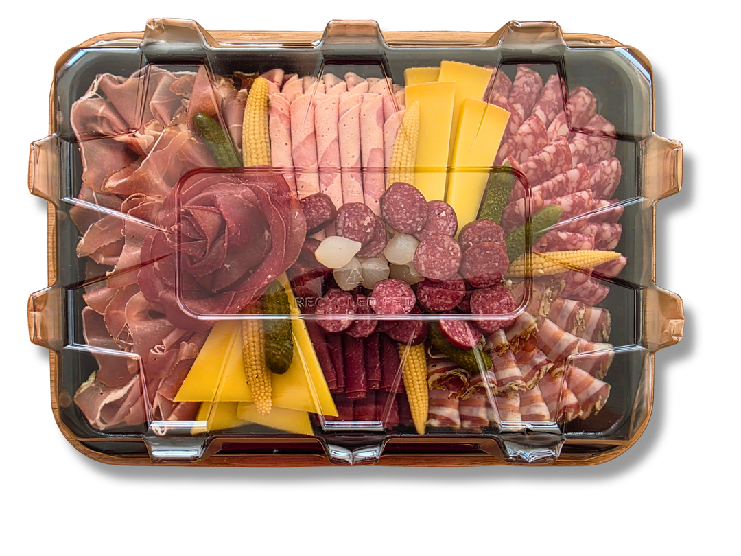 Edle Fleisch- und Käseplatte in dekorativer Verpackung, perfekt für Apéro und Geschenkideen