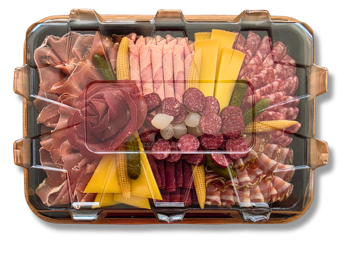 Edle Fleisch- und Käseplatte in dekorativer Verpackung, perfekt für Apéro und Geschenkideen