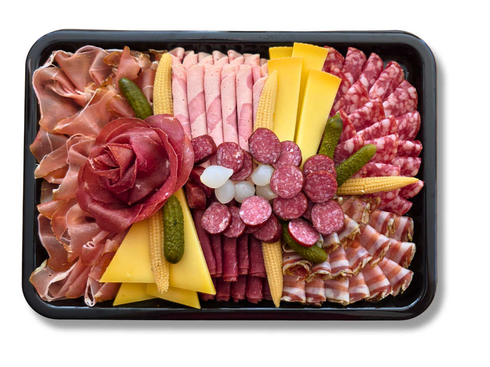 Genussfertige Gourmetbox mit Fleisch, Käse und Garnitur, ideal für Feiern und Gäste