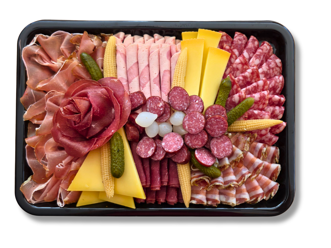 Genussfertige Gourmetbox mit Fleisch, Käse und Garnitur, ideal für Feiern und Gäste