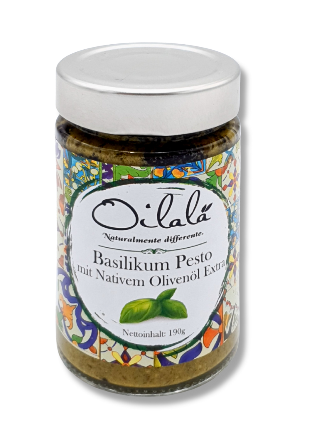 Glas mit grünem Oilalà Basilikum-Pesto, veredelt mit nativem Olivenöl extra, Etikette – italienische Feinkost in Premiumqualität.