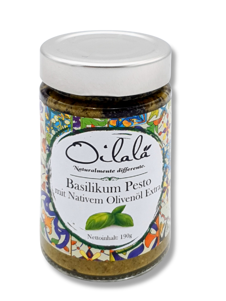 Glas mit grünem Oilalà Basilikum-Pesto, veredelt mit nativem Olivenöl extra, Etikette – italienische Feinkost in Premiumqualität.
