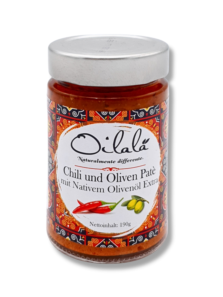 Glas mit würziger Chili- und Olivenöl-Paté von Oilalà aus Apulien, mit elegantem Etikett in italienischem Design – feurige Feinkost-Spezialität aus Süditalien.